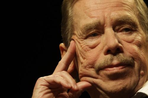 In this Oct. 15, 2009 file photo former Czech President Vaclav Havel is seen during a press conference on occasion of the 20th anniversary of the changes in Czechoslovakia and the fall of the Iron Curtain in Prague. Havel, the dissident playwright who wove theater into politics to peacefully bring down communism in Czechoslovakia and become a hero of the epic struggle that ended the Cold War, died Sunday Dec. 18 in Prague. He was 75.                                                                                                                                                (AP-Yonhap)