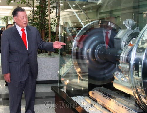 Hyundai Motor chairman Chung Mong-koo looks at a component of the KTX-Sancheon, a high-speed train, at a showroom of the automaker’s headquarters in southern Seoul on Monday. The trains are produced by Hyundai Rotem, a heavy industry unit of the group. (Hyundai Motor)