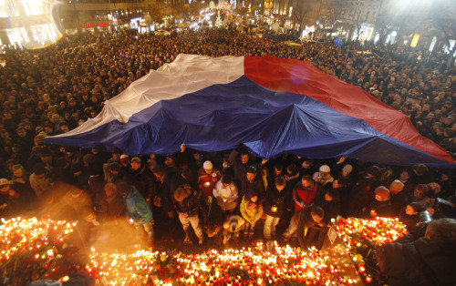 Thousands mark the passing of Vaclav Havel in Prague on Sunday. (AP-Yonhap News)