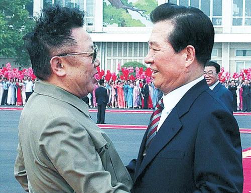 North Korean leader Kim Jong-il (left) and South Korean President Kim Dae-jung embrace as they bid farewell at Sunan airport outside Pyongyang on June 15, 2000.