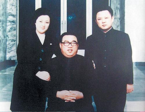 Kim Jong-il, his father Kim Il-sung and his younger sister Kim Kyung-hee pose for a photo. (Yonhap News)
