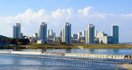 Sejong Reservoir in the Geum River basin in Yeongi County, South Chungcheong Province, which opened to the public on Sept. 24 (Yonhap News)