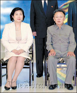 Hyundai Group chief Hyun Jeong-eun sits with North Korean leader Kim Jong-il during her visit to Pyongyang in August 2009. (Yonhap News)