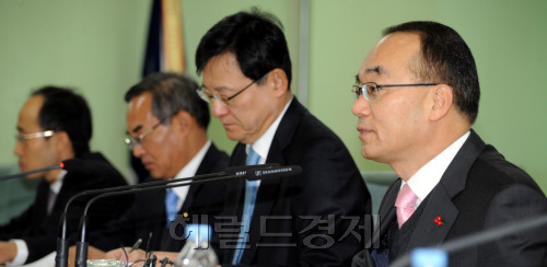 Finance Minister Bahk Jae-wan (right) speaks at an emergency economic meeting in Seoul on Wednesday. (Chung Hee-cho/The Korea Herald)