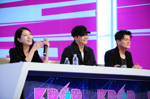 left: S.M. Entertainment’s top musician BoA, YG Entertainment CEO Yang Hyun-suk and JYP Entertainment President Park Jin-young sit as judges for SBS’ “Survival Audition K-pop Star.” (SBS)
