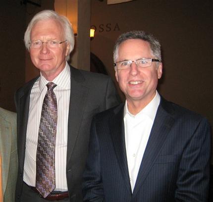 John Shoemaker (left) poses with Dr. Peter Carroll in Los Gatos Mountain View, California in September 2010. (AP-Yonhap News)