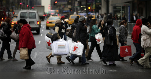 Shoppers cross the street in New York. (Bloomberg)