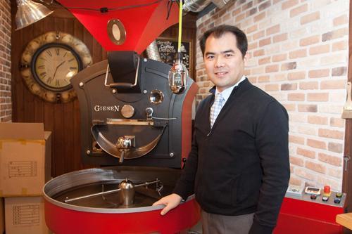 Choi Seong-il at his coffee shop. The coffee expert, barista and judge is teaching how to make coffee at the Seoul Coffee School he founded in 2006. (Yonhap News)