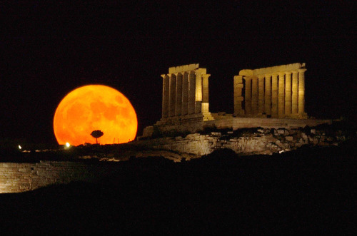 The full moon rises behind the ancient temple of Posseidon, in Sounio about 73 kilometers southeast of Athens. (AP-Yonhap News)