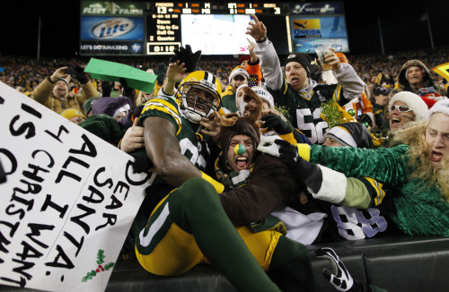 Green Bay Packers receiver James Jones celebrates with fans after his touchdown in the first half. (AP-Yonhap News)