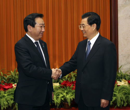 Chinese President Hu Jintao (right) meets with Japanese Prime Minister Yoshihiko Noda in Beijing on Monday. (Xinhua-Yonhap News)