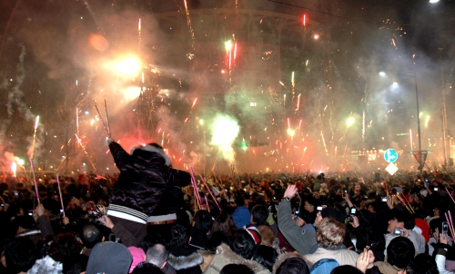 Hundreds gather to ring in the New Year at Boshigak in Jongno, downtown Seoul. (The Korea Herald)