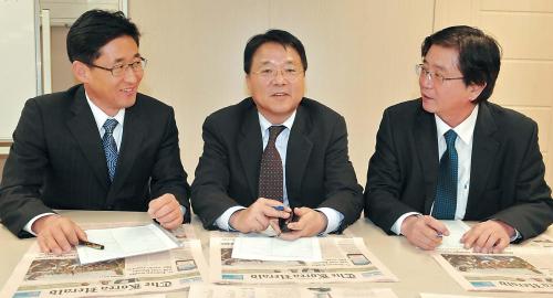 Hwang Chang-young (left), senior director of strategy marketing of Herald Media, Park Heung-soo (center), professor of marketing at Yonsei University School of Business, and Lim Young-kyun, professor of marketing at Kwangwoon University, look over candidates for the awards. (The Korea Herald)