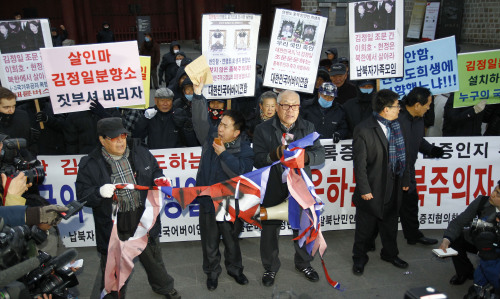 Conservative civic group members protest moves to set up altars for late North Korean leader Kim Jong-il in Seoul on Monday. (Yonhap News)