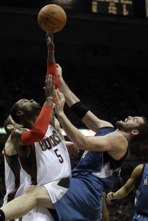 Minnesota Timberwolves forward Kevin Love (right) attempts a shot against Milwaukee Bucks guard Stephen Jackson in the first half. (AP-Yonhap News)