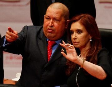 Venezuela`s President Hugo Chavez (right) talks to Argentina`s President Cristina Fernandez during the inauguration ceremony of the Latin American and Caribbean States Community, CELAC, summit in Caracas, Venezuela, on Dec. 2. (AP-Yonhap News)