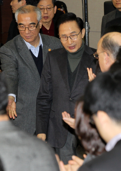 President Lee Myung-bak (right) and Culture Minister Choe Kwang-shik walk into the Korea Culture and Content Agency building, located in Mapo, western Seoul, Thursday. Lee was briefed by the minister on New Year plans. (Yonhap News)