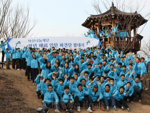 The first batch of college students participating in Asan Nanum Foundation’s Youth Overseas Internship Program pose after the kick-off ceremony at the Hyundai Heavy Industries headquarters in the southeastern city of Ulsan. (Asan Nanum Foundation)