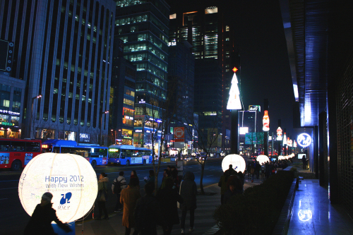 “Wish Balls” on which citizens can write their New Year’s wishes, are set up along Gangnam Boulevard. (Lee Woo-young/The Korea Herald)