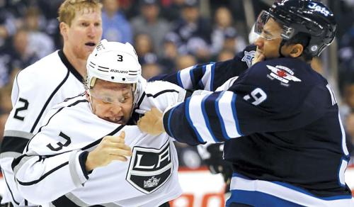 Winnipeg Jets forward Evander Kane (right) and Los Angeles Kings defenseman Jack Johnson fight during second-period NHL hockey game action in Winnipeg, Manitoba, Thursday. (AP-Yonhap News)