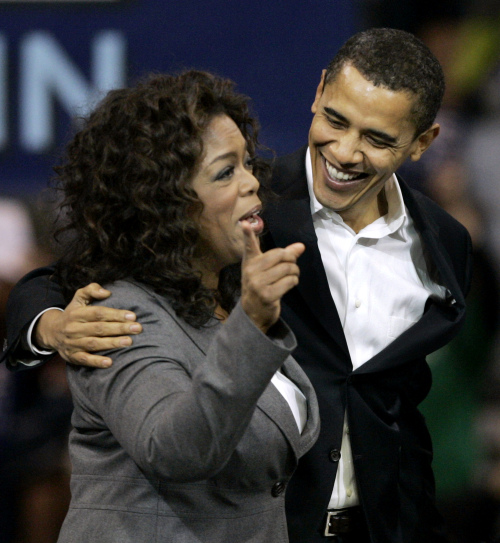 Barack Obama reacts as Oprah Winfrey introduces him to the crowd at a 2007 rally. (AP-Yonhap News)