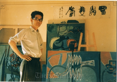 Kim Whanki at his atelier (Gallery Hyundai)