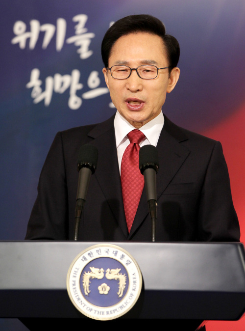 President Lee Myung-bak delivers his New Year’s policy address at Cheong Wa Dae on Monday. (Yonhap News)