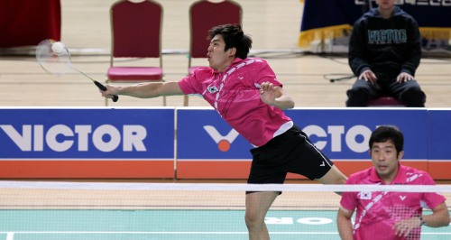 Lee Yong-dae (top) and Jung Jae-sung of Korea compete at the 2011 Korean Grand Prix tournament on Dec. 11. (Yonhap News)