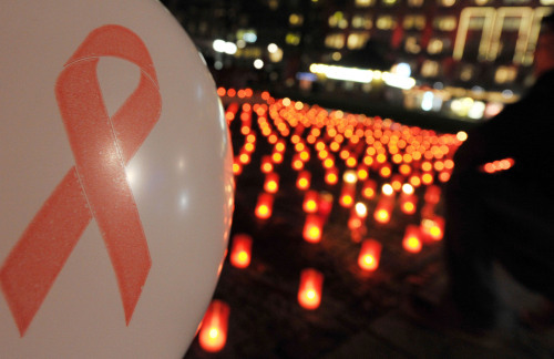 Candles are seen in Wittenbergplatz Square during an event to show love and care for those suffering from HIV and AIDS in Berlin late last year. (Xinhua-Yonhap News)