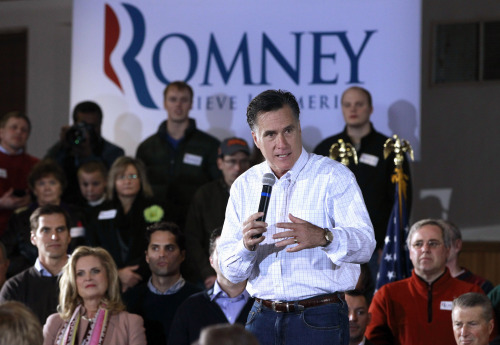 Republican presidential candidate and former Massachusetts Gov. Mitt Romney campaigns at the Mississippi Valley Fairgrounds in Davenport, Iowa, Monday. (AP-Yonhap News)