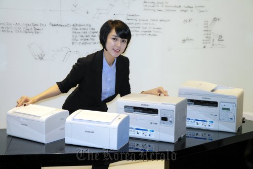 Samsung Electronics releases new printers for small and home offices, which includes a wireless model that can be controlled by smartphones and smart devices, in Seoul on Tuesday. Yonhap NewsSamsung Electronics releases new printers for small and home offices, which includes a wireless model that can be controlled by smartphones and smart devices, in Seoul on Tuesday. (Yonhap News)