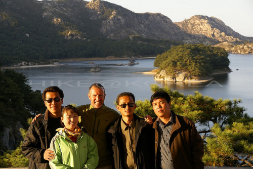 Roger Shepherd (second from left) poses with (from left) Korea-New Zealand Friendship Society Secretary General Hwang Sung-chol, society member Hwang Chol-young, driver Han Myeong-soo (driver) and guide Nam Eun-jeong (front) at Lake Samilpo near Mount Geumgang. (Hikekorea.com)