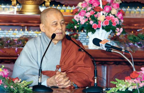 The late Ven. Jigwan speaks to a group of Buddhist monks during a New Year ceremony on Jan. 14, 2009. (Yonhap News)