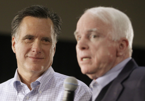 Republican presidential candidate Mitt Romney (left) watches John McCain speak in Manchester, New Hampshire on Wednesday. (AP-Yonhap News)