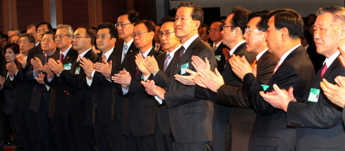 President Lee Myung-bak (third from left) and business and political leaders appalud during the New Year’s greeting event organized by the Korea Chamber of Commerce and Industry at COEX in southern Seoul on Thursday. (Yonhap News)