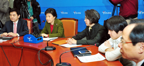 Park Geun-hye (second from left), interim leader of the ruling Grand National Party, presides over a meeting of the party’s emergency leadership council at the National Assembly in Yeouido, Seoul, on Thursday. (Park Hyun-koo/The Korea Herald)