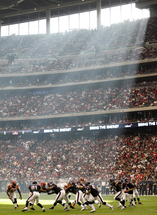 Houston Texans quarterback T.J. Yates drops back against the Cincinnati Bengals. (AP-Yonhap News)