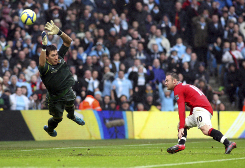 Manchester United’s Wayne Rooney scores past Manchester City goalkeeper Costel Pantilimon. (AP-Yonhap News)