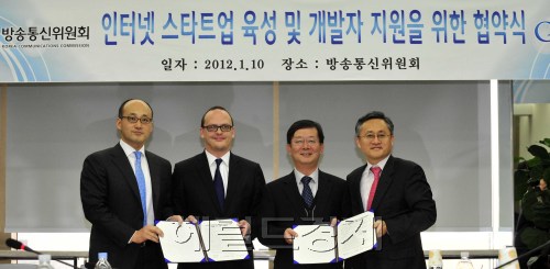 Google Inc. and Korea Communications Commission executive officials pose after signing a memorandum of understanding at the telecom regulator’s office building in central Seoul on Tuesday. (From left) Google Korea managing director Doug Yeum; Google vice president of communication and public affairs David John Collins; KCC vice chairman Hong Sung-kyu; and KCC network director general Park Jae-moon. (Kim Myung-sub/The Korea Herald)