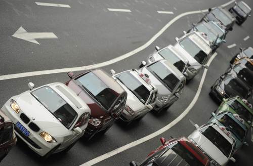 Cars line up as they stop at traffic lights on a street in Shanghai. (AFP-Yonhap News)