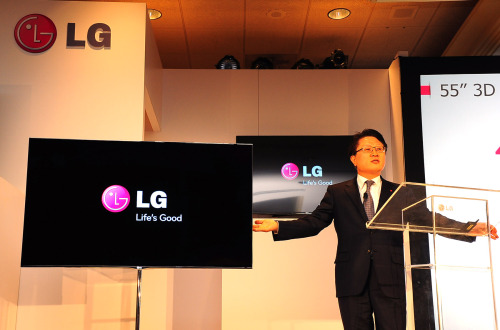 Samsung Electronics TV chief Yoon Boo-keun (top photo) and LG Electronics chief technology officer Scott Ahn introduce their company’s new products at a news conference on the sidelines of the International CES in Las Vegas on Monday. (Yonhap News)