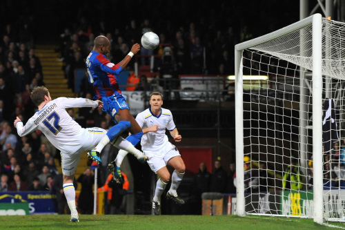 Crystal Palace’s Anthony Gardner (top) heads in his side’s opening goal. (AP-Yonhap News)