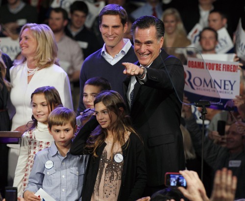 Former Massachusetts Gov. Mitt Romney points toward supporters at the Romney for President New Hampshire primary victory party at Southern New Hampshire University in Manchester, New Hampshire, Tuesday. (AP-Yonhap News)