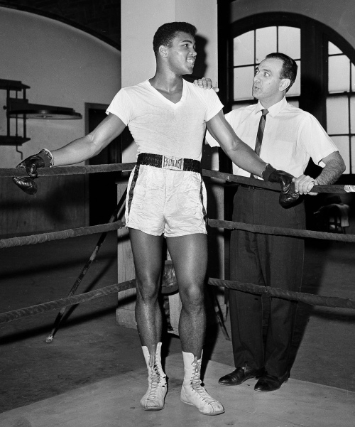 Muhammad Ali is seen with his trainer Angelo Dundee in New York in this 1962 photo. (AP-Yonhap News)