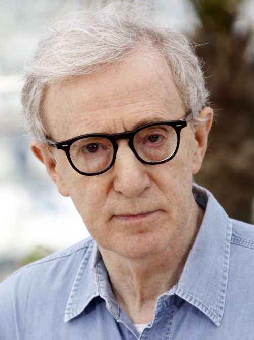 In this May 11, 2011 file photo, director Woody Allen poses during a photo call for “Midnight in Paris,” at the 64th international film festival, in Cannes, southern France. (AP-Yonhap News)