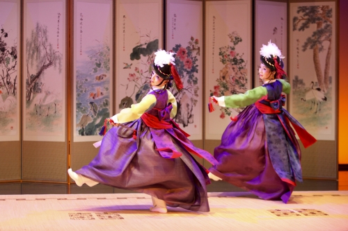 A scene from “Korean Traditional Dance Recital of Yeonhee Jung” (Theater Sung Kyun)