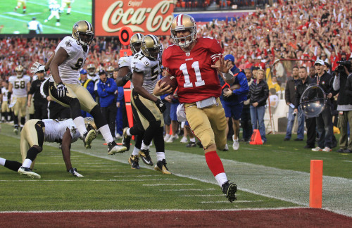 San Francisco 49ers quarterback Alex Smith scores a touchdown in the fourth quarter. (AP-Yonhap News)