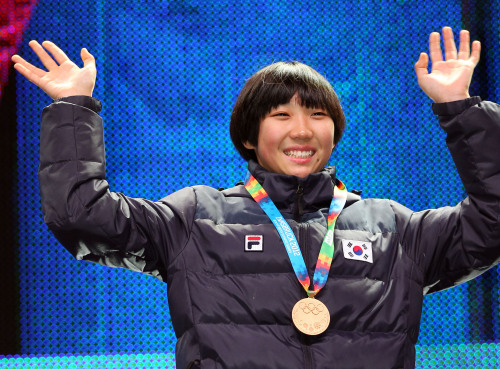 Korea’s Jang Mi celebrates with her gold medal at the Youth Olympic Games on Saturday. (Yonhap News)