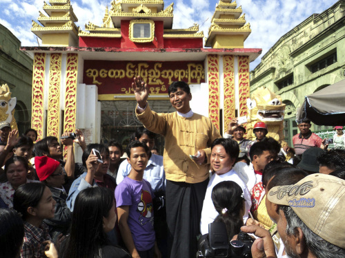 Min Ko Naing (center) a prominent student leader from the failed 1988 pro-democracy uprising, waves to supporters in Pyay, Myanmar on Saturday after he was released. (AP-Yonhap News)