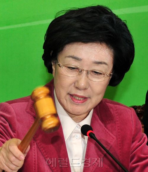 Han Myeong-sook, leader of the main opposition Democratic United Party, presides over a meeting of its Supreme Council at the National Assembly in Seoul on Monday. (Park Hyun-koo/The Korea Herald)